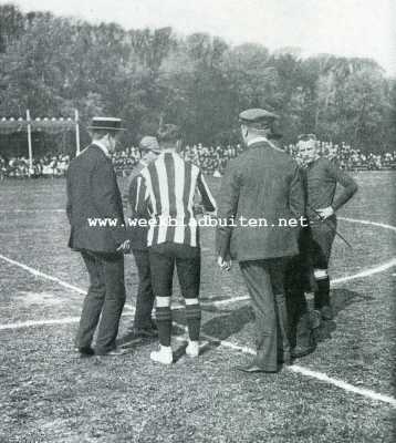 Noord-Holland, 1907, Haarlem, DE WEDSTRIJD TE HAARLEM.  John Heyning, captain van Nederland, wint den opgooi
