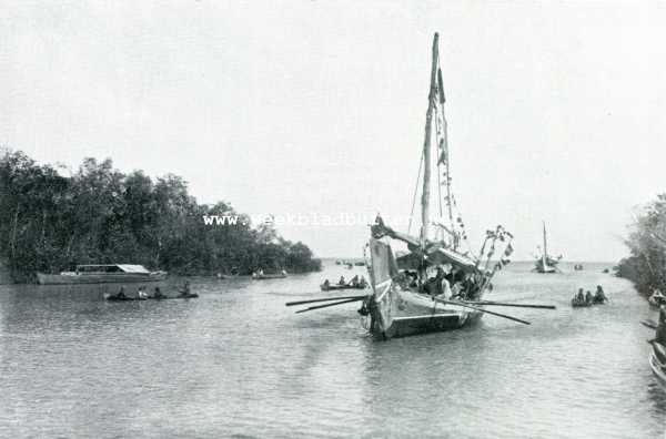 Indonesi, 1907, Demak, EEN BINNENKOMENDE PRAUW (DEMAK)