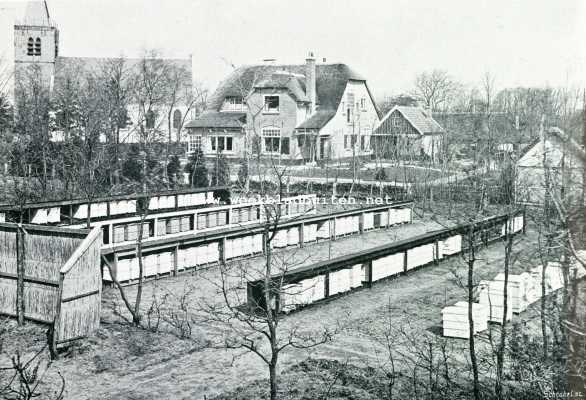 Onbekend, 1907, Onbekend, STALLEN BEZET MET REISKASTEN