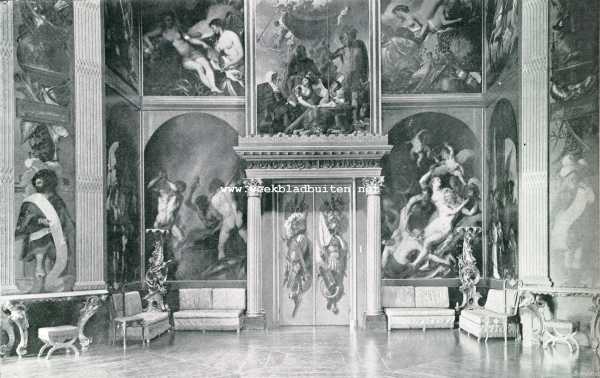 HUIS TEN BOSCH. DE ORANJE-ZAAL. Ingericht in 1648 door Prinses Amalia van Solms, ter nagedachtenis van haar overleden gemaal Prins Frederik Hendrik, gestroven in 1647. Deze wand toont een allegoriscge groep van 's Prinsen geboorte tot aan zijn dood; het doek is geschilderd door leerlingen van Rubens, t.w. Jordaens, Lievensz, Van Tulden, De Bray, Bruse, Zoutman, Houthorst, Everdingen, De Grebber. Boven de deuren: Minerva ontvangt den jongen Prins op het schild, ondersteund door den Leeuw van Holland, in tegenwoordigheid zijns Vaders Prins Willem den Zwijger en van zijne moeder Louise de Coligny, (geschilderd door Everdingen). Aan beide zijden muzen op den Zangberg (door Lievensz en van Tulden), daaronder wapensmeden van Mars, de god des Oorlogs en Venus, welke door haar Nymphen geholpen wordt, de wapens weder weg te hangen in vredestijd (door Lievensz)