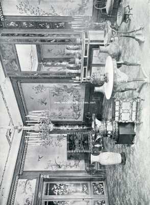Zuid-Holland, 1907, Den Haag, HUIS TEN BOSCH. CHINEESCHE ZAAL. Geschenk van den Keizer van China in 1792 aan Prins Willem V. De canap en stoelen zijn bekleed met witte zijde, met de hand bestikt. De tafel is met kostbare figuren ingelegd. De speigels, staande luchters, kastjes zijn alle voorbrengselen van Chineesche kunstnijverheid. De kroon is van oud-Saksisch, de vazen van Chineesch porcelein.Het behangsel is van rijstpapier.