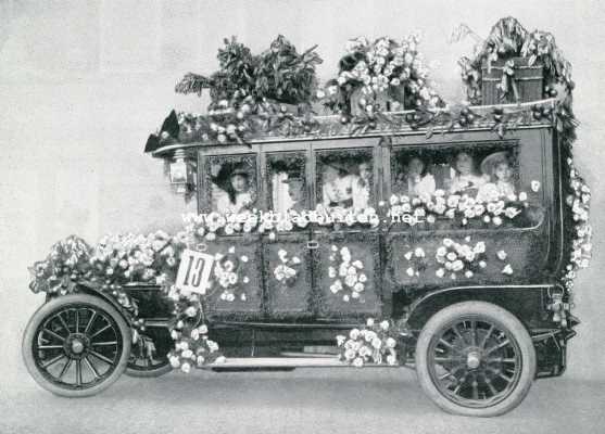 Onbekend, 1907, Onbekend, REISWAGEN MET WITTE ROZEN EN ORANJEAPPELEN OP DE IMPERIAAL REISMAND EN RESERVEBANDEN