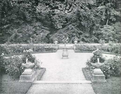 Gelderland, 1907, De Steeg, Middachten. Het Rosarium met zonnewijzer