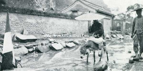 China, 1907, Nankou, Peking-Parijs. Prins Borghese arriveert te Nankou. De weg is hier herschapen in een modderpoel