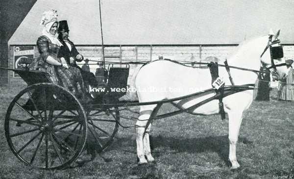 Zuid-Holland, 1907, Den Haag, De afdeeling paarden op de Landbouwtentoonstelling te 's-Gravenhage. Ouderwetsche Drentsche kleederdracht