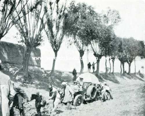 Onbekend, 1907, Onbekend, Peking-Parijs. Met groote moeite konden de wagens Tuen-Da-Li (een moerassig gedeelte in Mongoli passeeren