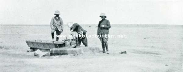 Onbekend, 1907, Onbekend, Peking-Parijs. In de Gobi-Woestijn. De deelnemers nemen uit een drinkput voor kameelen versch water in