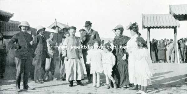 Mongoli, 1907, Ulaanbaatar, Peking-Parijs. De Chineesche gouverneur van Ourga en de directeur van de Russisch-Chineesche Bank met familie, ontvangen de deelnemers