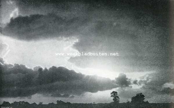 Weerkundige mededeelingen. Wolkenphotografie. Afb. 3. Wolken bij doorvallend licht