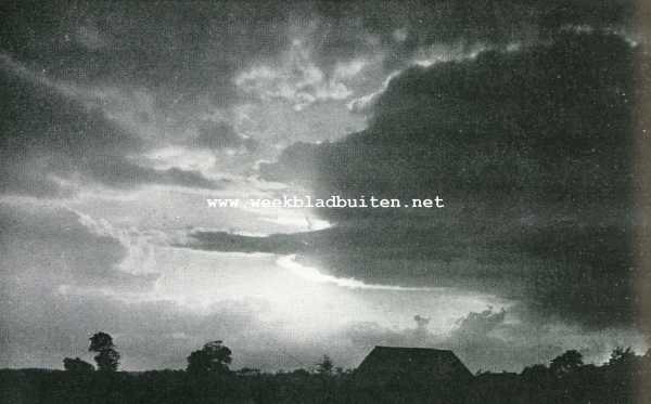 Weerkundige mededeelingen. Wolkenphotografie. Afb. 4. Wolken bij doorvallend licht