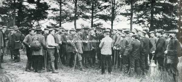 Gelderland, 1907, Laren, Drijfjacht-beschouwingen. De jachtopzieners geven aan de drijvers hun orders
