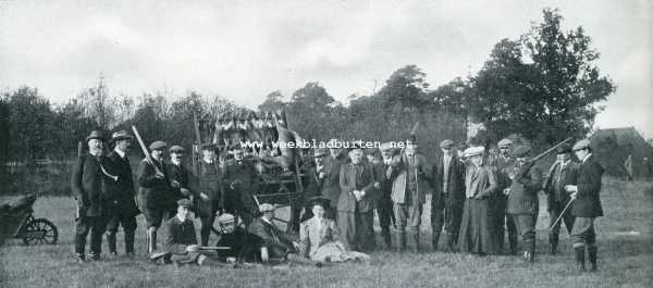 Gelderland, 1907, Laren, Drijfjacht-beschouwingen. Groep van alle deelnemers aan de drijfjacht, gehouden den 9en November onder Verwolde; met enkele dames als toeschouwers. Staande van links naar rechts: Mr. Baron van der Borch van Verwolde (eigenaar van de jacht); Mr. W. Roosmale Nepveu; O. van Diepenbrugge; Mr. D. Scheidius; A. Baron van der Borch van Verwolde; Mr. A.A. Baron van Nagell; Jhr. Mr. J. Martens van Steenhoven; Staatsraad Mr. Th. Borret; Baronnesse van der Borch van Verwolde; E. Vlcker; Jacques Scheidecker; Mr. A.J. Baron van Nagell van Ampsen; Jhr. Mr. P. van Nispen tot Sevenaer; Jonkvrouwe H. Beels; J.H.J. Meijer-Drees; W. Dull; G. Naeff; H. Baron van der Borch van Verwolde. Zittend van links naar rechts: H. Smidt van Gelder; Mr. J.A.G. Baron de Vos van Steenwijk; W. Baron van der Borch van Vorden; Jonkvrouwe F. Baronnesse van der Borch van Verwolde