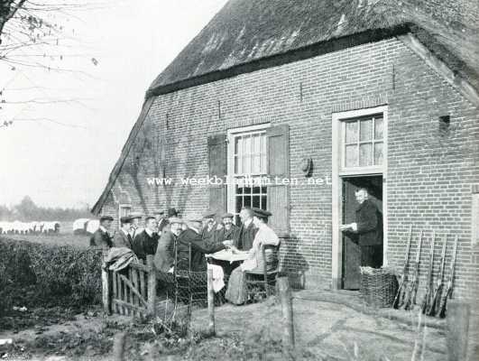 Gelderland, 1907, Laren, Drijfjacht-beschouwingen. Het jachtdejeuner op een boerderij. Wegens het mooie weer verkoos een gedeelte der deelnemers buiten, voor de boerderij te dejeuneren
