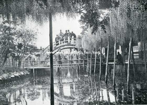 Japan, 1907, Tokio, De Hoefijzerbrug in een der tempeltuinen van Tokio