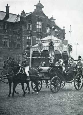 Noord-Holland, 1907, Amsterdam, Keizerlijk bezoek te Amsterdam. H.M.M.M. de Koningin en de Duitsche Keizer en Z,K.H. de Prins vertrekkende van de Handelskade