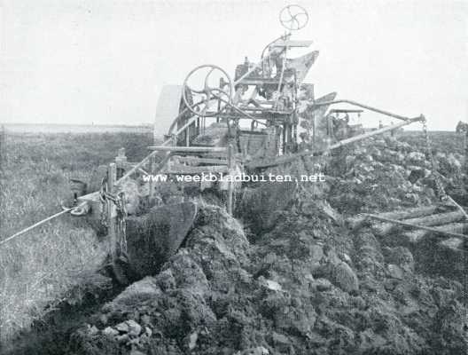 Noord-Brabant, 1907, Gemert, Stoom-ploegen. Tweescharige stoomploeg met egge in werking. Stoomploegen der Nederlandsche Heidemaatschappij, te Gemert, 10 October 1907