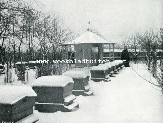 Onbekend, 1907, Onbekend, Bijenkasten in sneeuw