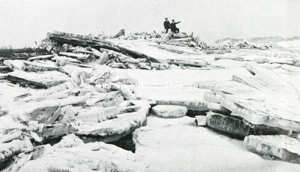 Noord-Holland, 1908, Marken, Winter. Ijschotsen die over de N.O. buitendijk van het eiland Marken heen geschoven zijn. Van uit zee gezien