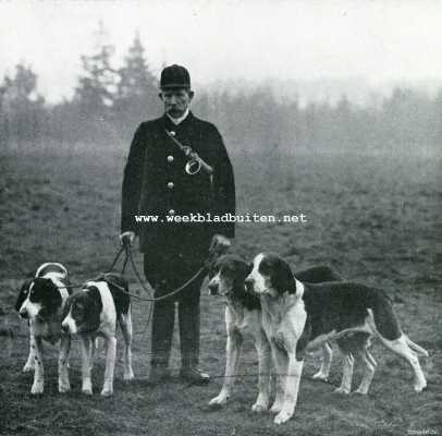 Onbekend, 1908, Onbekend, Hertenjacht. G. Blom. Valet de chiens met vier der beste honden van het 