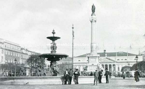 Portugal, 1908, Lissabon, Lissabon en omgeving. Lissabon. Praa de Dom Pedro IV. Op hooge wit-marmeren zuil het beeld van Dom Pedro IV. Op achtergrond het Operagebouw