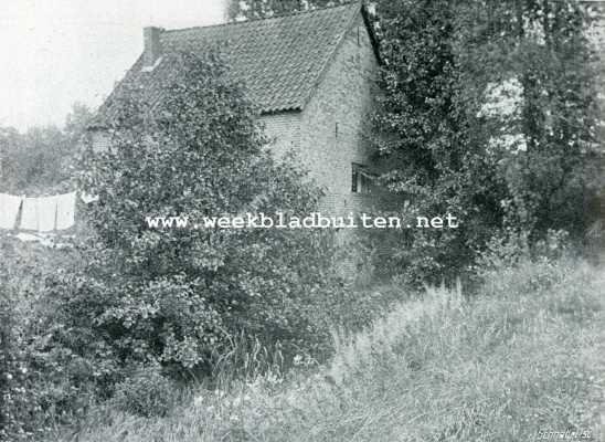 Gelderland, 1908, Beek, Een prachtige maar waterarme streek van ons vaderland. De voormailge watermolen aan het meertje te Beek en wel aan de zijde waar zich vroeger het waterrad bevond. Het is gebouwd tegen de helling van de kunstmatige afdamming en de afloopgeul passeert nog aan deze zijde