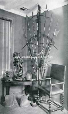 Zuid-Holland, 1908, Noordwijk, Noordwijk Groep in het zaaltje van van Daelen te Noordwijk. Binnen hangt aan het rek o.a. een handboog, waarmede Jacoba van Beieren geschoten heeft. Op tafel het houten beeld 