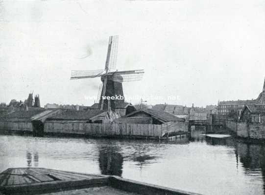 Noord-Holland, 1908, Amsterdam, Van den Amsterdamschen zelfkant. Molen in het Houtzaagkwartier buiten de Raampoort