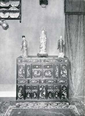 Noord-Holland, 1908, 's-Graveland, De Trompenburgh. Chineesch kastje met satsuma en speksteenen beeldjes