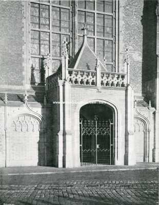Het nieuwe ingangsportaal tegen den Zuidelijke transeptgevel van de Nieuwe Kerk te Amsterdam