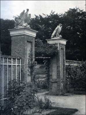 Utrecht, 1909, Leersum, Zuylestein. Poort in een tuinmuurtje