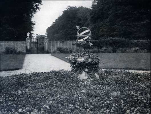 Utrecht, 1909, Leersum, Het Kasteel Zuylestein. Zuylestein. Zonnewijzer en tuinhek, uitgang aan den straatweg van Leersum