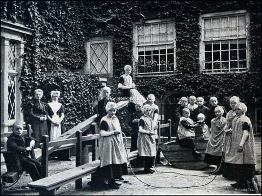 Noord-Holland, 1909, Amsterdam, Het Burgerweeshuis te Amsterdam. Speelplaats van de Kinder-afdeeling