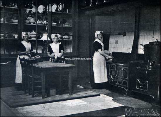 Noord-Holland, 1909, Amsterdam, Het Burgerweeshuis te Amsterdam. De kleine keuken, waar de meisjes onderricht in het koken krijgen