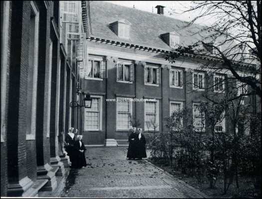 Noord-Holland, 1909, Amsterdam, Het Burgerweeshuis te Amsterdam. Binnenplaats van de Meisjes-afdeeling