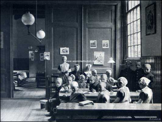 Noord-Holland, 1909, Amsterdam, Het Burgerweeshuis te Amsterdam. Een der schoollokalen