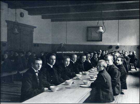 Noord-Holland, 1909, Amsterdam, Het Burgerweeshuis te Amsterdam. Jongens aan het ontbijt