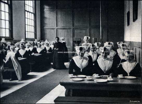 Noord-Holland, 1909, Amsterdam, Het Burgerweeshuis te Amsterdam. Meisjes aan het ontbijt