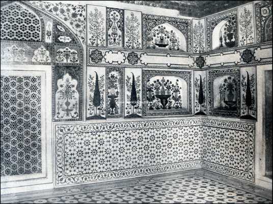 India, 1909, Agra, Marmeren paleizen. De Diwan-I-Am in het Fort van Agra. Detail van de galerij, van waaruit vrouwen op het pleintje kunnen zien, waar een rechtszitting wordt gehouden