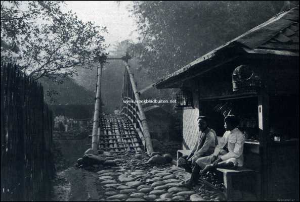 Indonesi, 1909, Buitenzorg, Buitenzorg. Kunstig en eenvouding gemaakte hangbrug, geheel uit bamboe vervaardigd, zonder dat er een enkele spijker gebruikt is