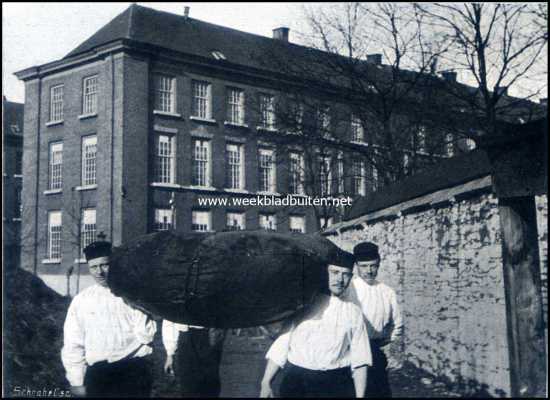 Nederland, 1909, Onbekend, Varen met drijfzakken. Het vervoer over land