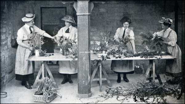 Een vrouwen land- en tuinbouw kolonie in Engeland. Een afdeeling der bloemisterij
