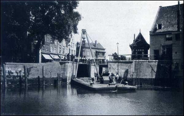 Zuid-Holland, 1909, Rotterdam, Oud-Delfshaven. De Kolk met de kapitale sluis te Delfshaven (1906)