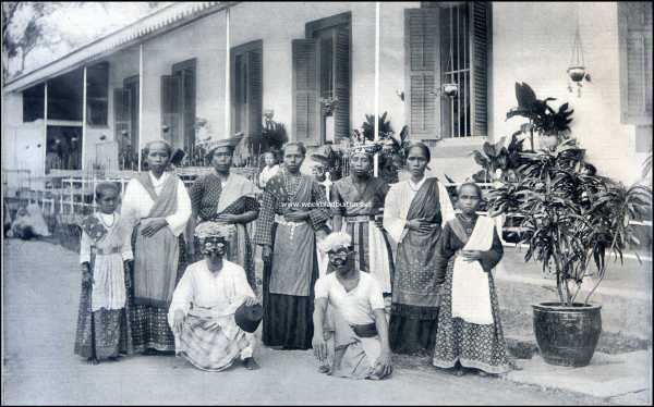 Indonesi, 1909, Onbekend, Eeenige Javaansche ronggengs. Op den voorgrond zitten Javanen, die eveneens het beroep van ronggeng uitoefenen; dit komt evenwel weinig voor; gewoonlijk wordt het alleen door vrouwen uitgeoefend
