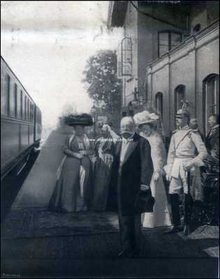 De Grafelijke familie bij het wegrijden van den Keizerlijken trein