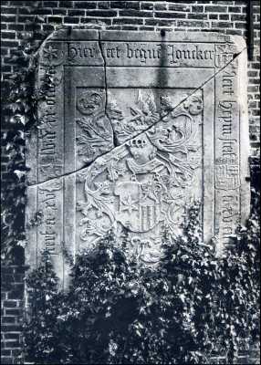 Noord-Brabant, 1909, Vught, Het Kasteel Maurick. Overblijfsel van een grafsteen van Jonker Aert Heijm, gevonden onder het puin van de afgebroken St. Pieterskerk te Vucht