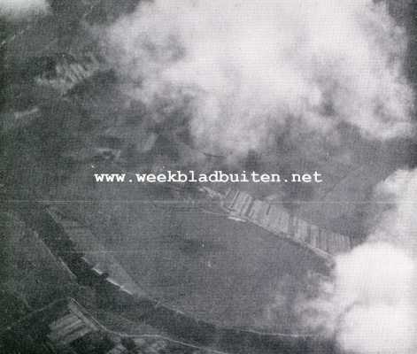 Luchtreizen met den vrijen ballon. De Maas tusschen Heerewaarden en Alphen; van 2300 M. tusschen wolken door gezien