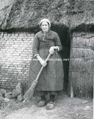 Noord-Brabant, 1909, Onbekend, Noord-Brabant. Noordbrabantsche vrouw aan het werk met eigengemaakten bezem