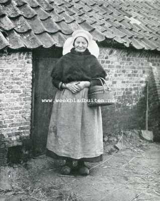 Noord-Brabant, 1909, Onbekend, Noord-Brabant. Noordbrabantsche vrouw op boodschappen uit