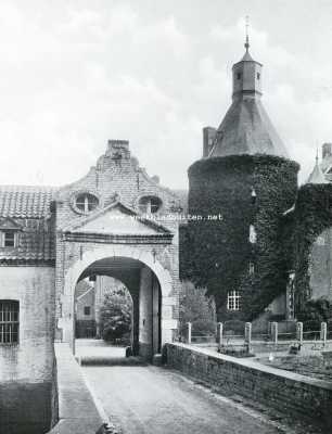 De Burcht Aldenghoir bij Haelen (L.) poortgebouw met hoofdtoren (W. naar O.)