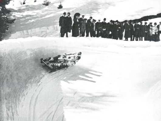 Over bobslee-toeren te Davos. Een vierpersoons-bob in een keerbocht op de nieuwe Schatz-Alp-baan te Davos-Platz